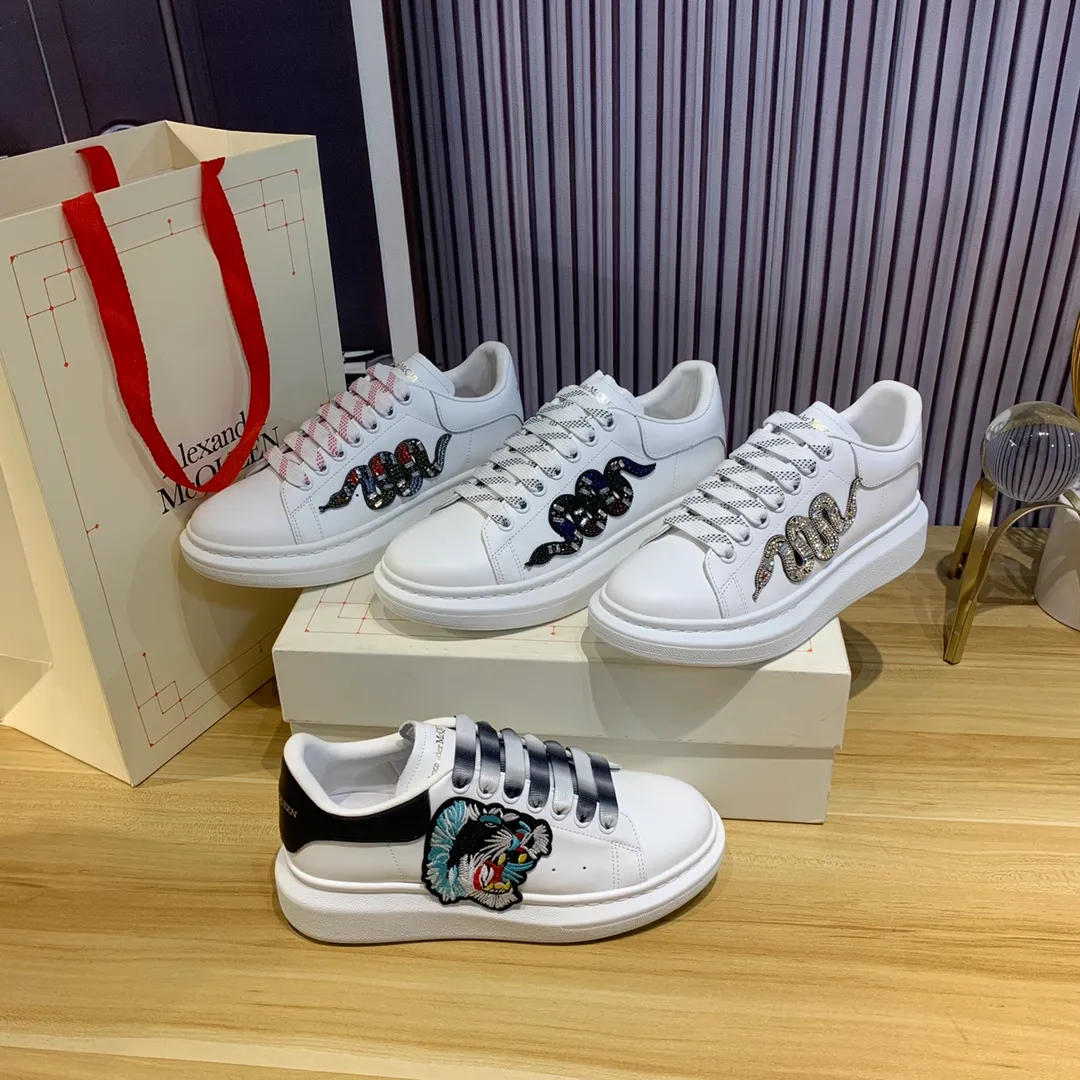 👟👟Ex-factory price 560👟👟Snake pattern professional McQueen factory. Top version. Couple model Alexander McQUEEN high version has been upgraded to the highest quality again✅.McQueen dad shoes 💪McQueen spring, summer, autumn and winter top version purchasing agent level✅ Recruiting national online and offline agents to join🤝 🏆Fabric: Original materials imported from Italy. Texture, water-resistant and non-discoloring 🏆Inner lining: ️A-grade Italian imported lining resistant to dirt, sweat-absorbent, breathable and comfortable 🏆Foot pads: top-grade imported Italian super-soft cowhide leather 🏆Outsole: PU+counter 1:1 🏆Shoe box: original white box. Plus white flip cover for double-layer protection. Cloth bag. Handbag. Certificate of 1:1 mold opening, 4-piece set. Delivered with a pair of shoelaces. 🖕🏿🖕🏿🖕🏿You can choose any pair of shoelaces in any color of our factory 🏆Code number: women’s 34-41. men’s 38-46 🏆Special remarks (women’s size 34.40.41, men’s size 38.45.46 is customized, no returns or exchanges) Win-win cooperation🤝